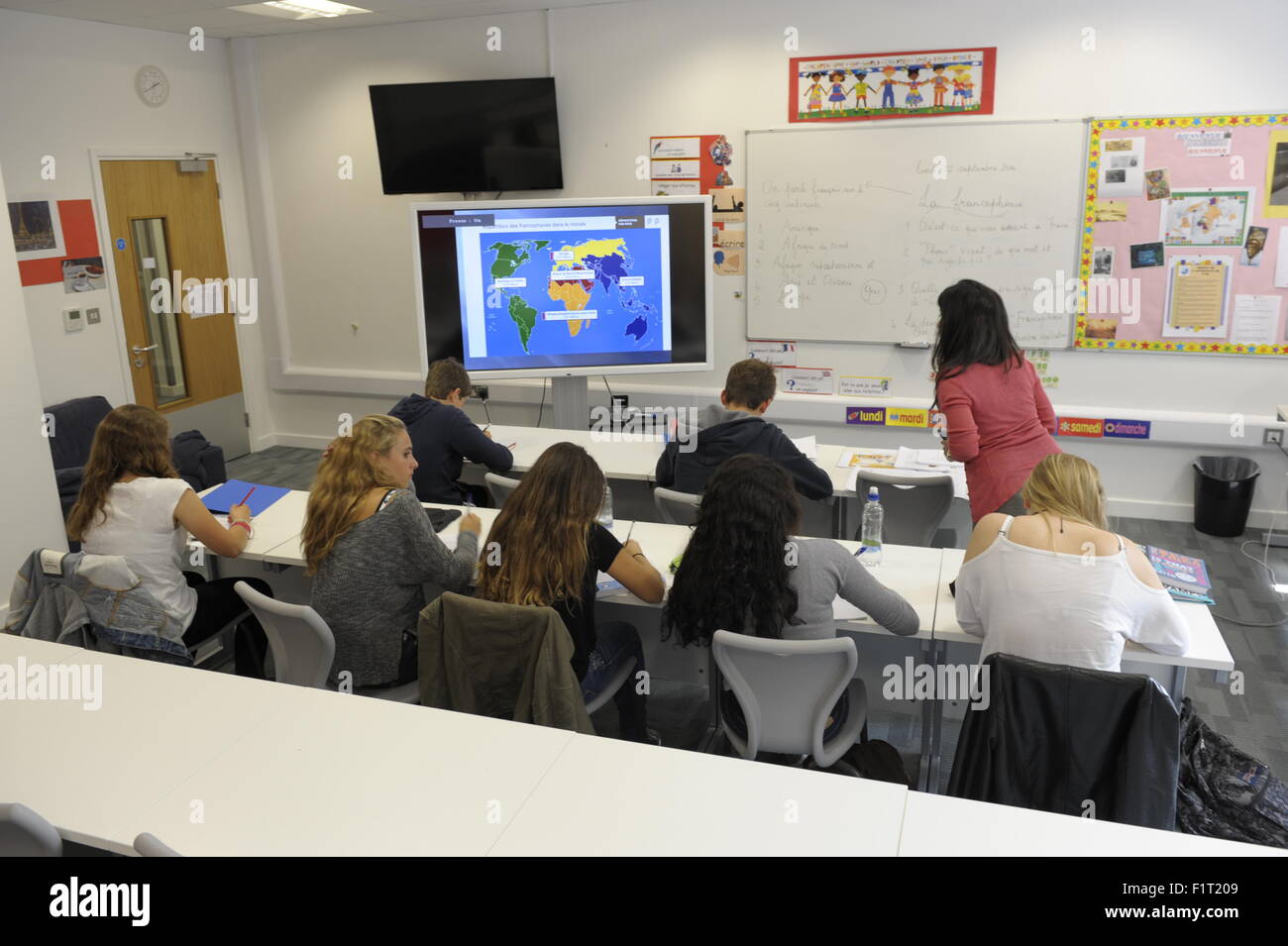 Les élèves du secondaire dans une classe de géographie Banque D'Images