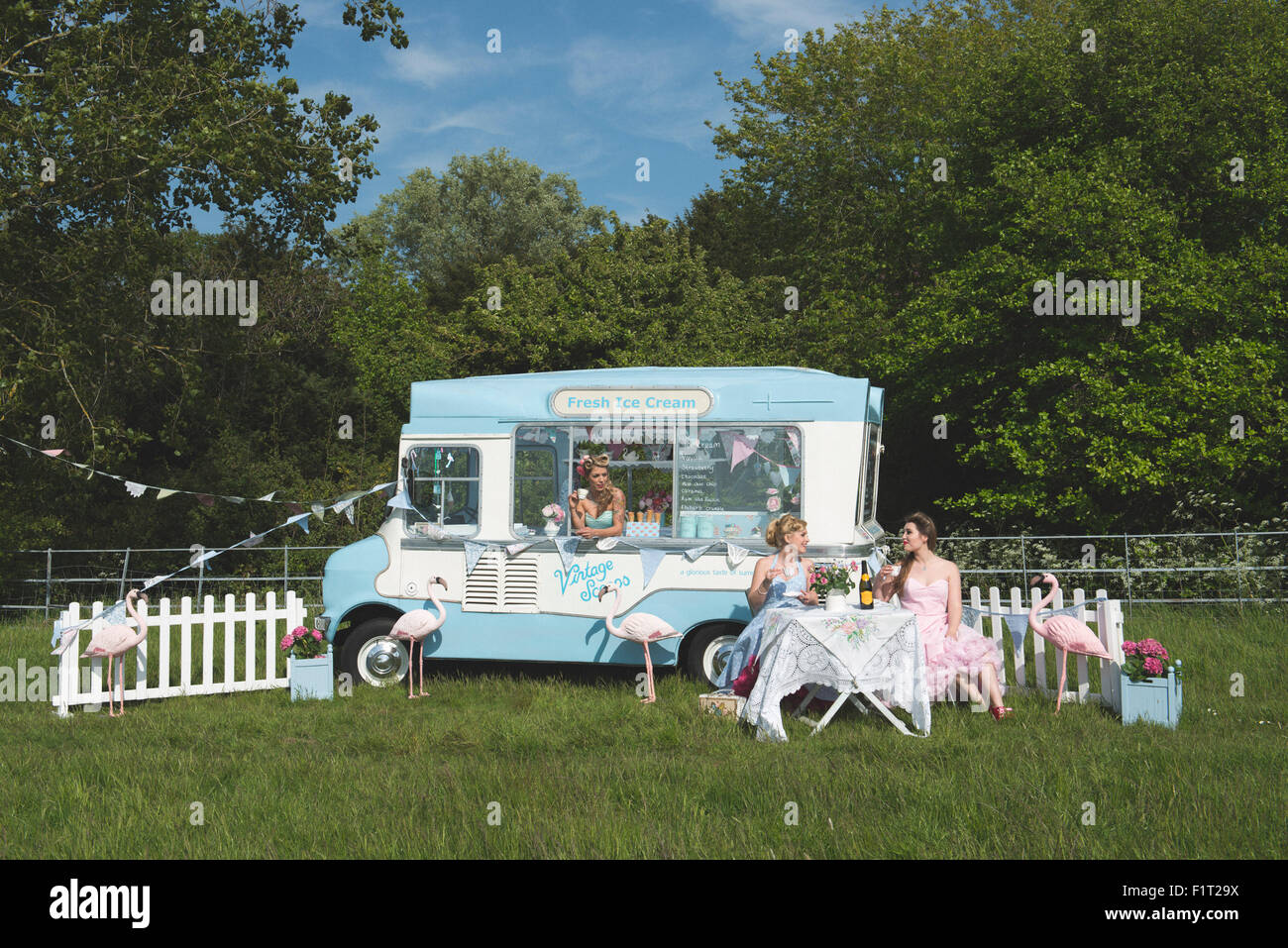 Jardin campagne vintage tea party pique-nique avec un classic British  Vintage Ice Cream van Photo Stock - Alamy