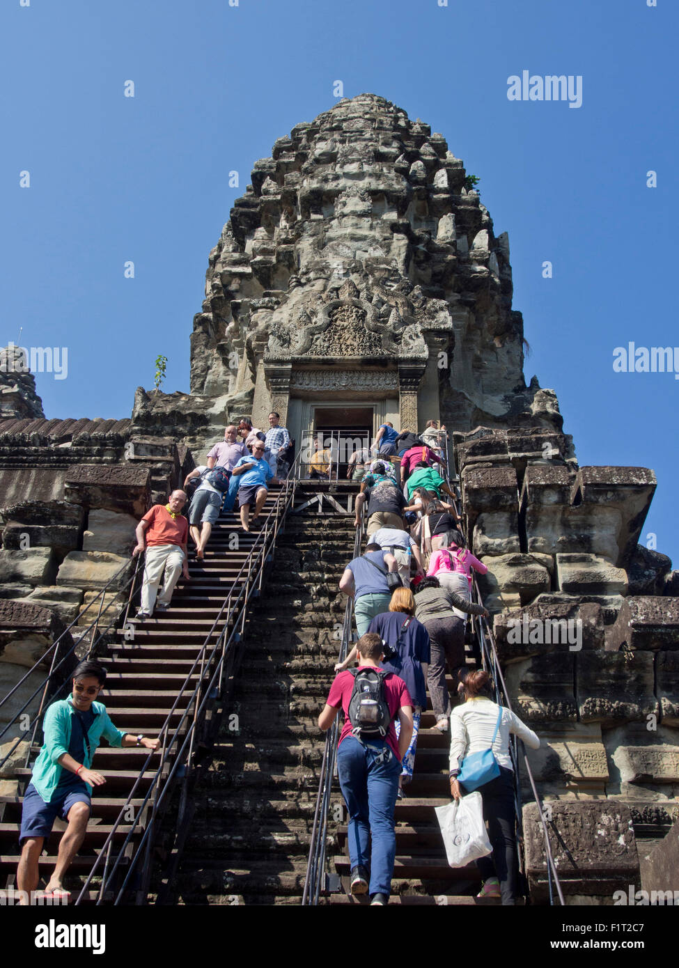 Les touristes au parc archéologique d'Angkor Wat, Site du patrimoine mondial de l'UNESCO, Siem Reap, Cambodge, Indochine, Asie du Sud, Asie Banque D'Images