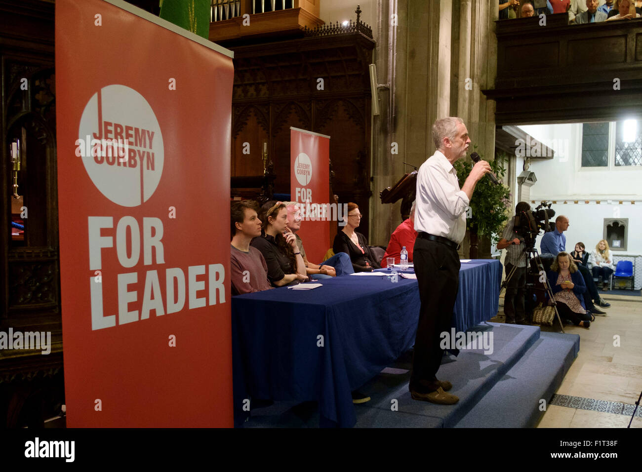 Cambridge, UK. 6 Septembre, 2015. Candidat à la direction du Parti du travail, Jeremy Corbyn MP, à la grande de l'église St Mary à Cambridge où il est estimé 1 400 sont à l'intérieur de l'établissement laissant autour de 300 à l'entendre parler à l'extérieur. Banque D'Images