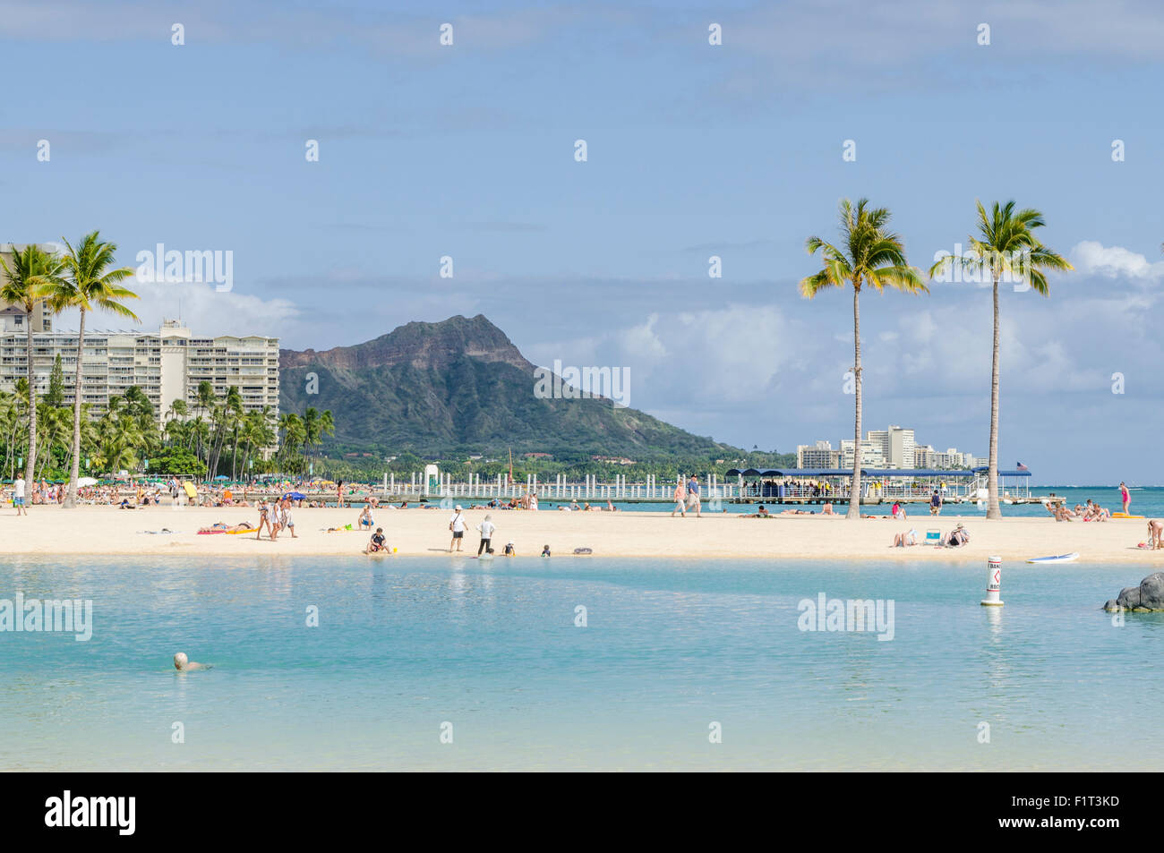 La plage de Waikiki et Diamond Head, Waikiki, Honolulu, Oahu, Hawaii, United States of America, Pacifique Banque D'Images