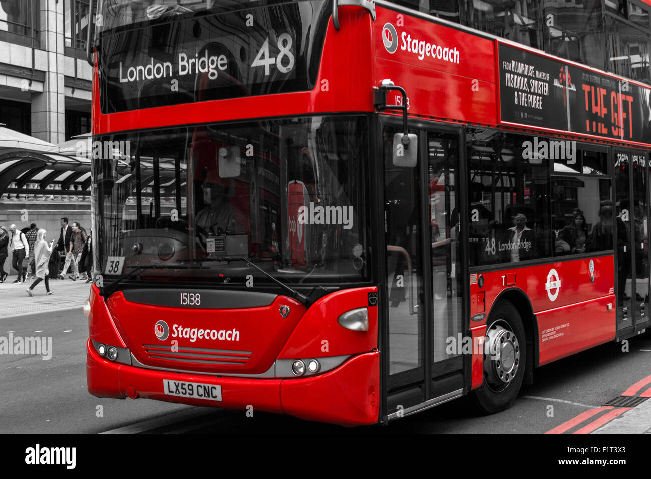 Red bus moderne en mouvement sur Bishopsgate Road à Londres au cours de l'été d'août 2015 avec des couleurs désaturées Banque D'Images