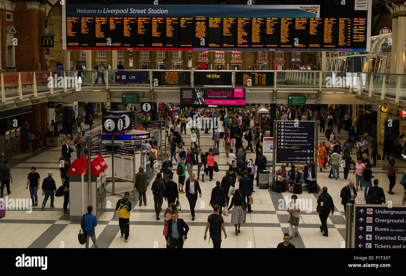 Les banlieusards se précipiter pour leurs trains à l'occupation de Londres Liverpool Street Station en août 2015 Banque D'Images