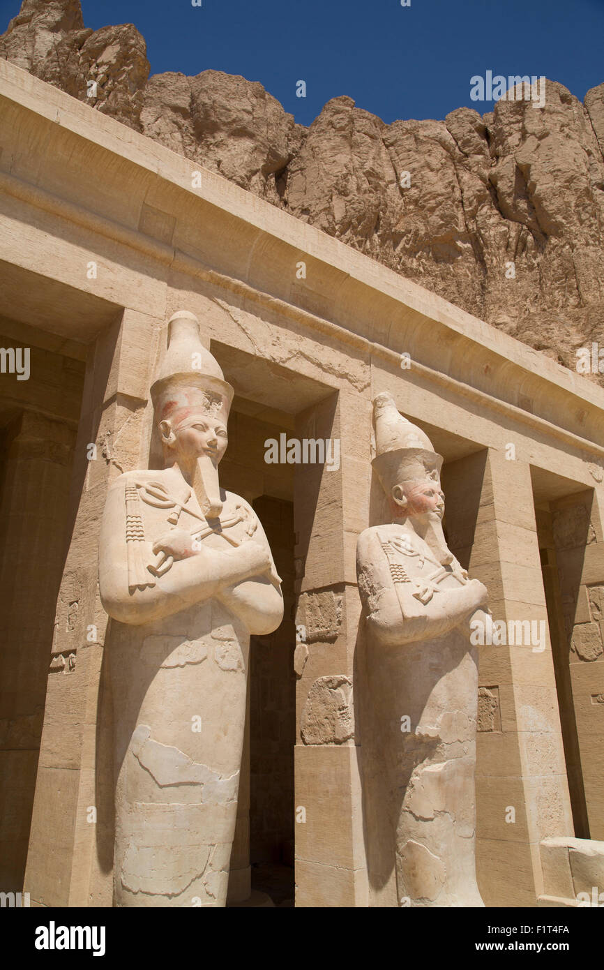 Des statues d'Osiris, Deir-el-Bahri (Temple d'Hatchepsout), Cisjordanie, Thèbes, Site du patrimoine mondial de l'UNESCO, l'Égypte, l'Afrique du Nord Banque D'Images