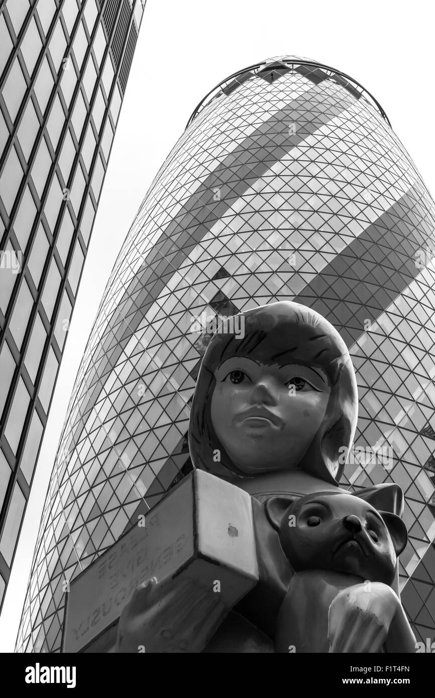 18 août 2015 - 22 pieds de Damien Hirst art bronze installation intitulée sur l'affichage de "bienfaisance" à Londres en tant qu'élément de Sculpture de th Banque D'Images