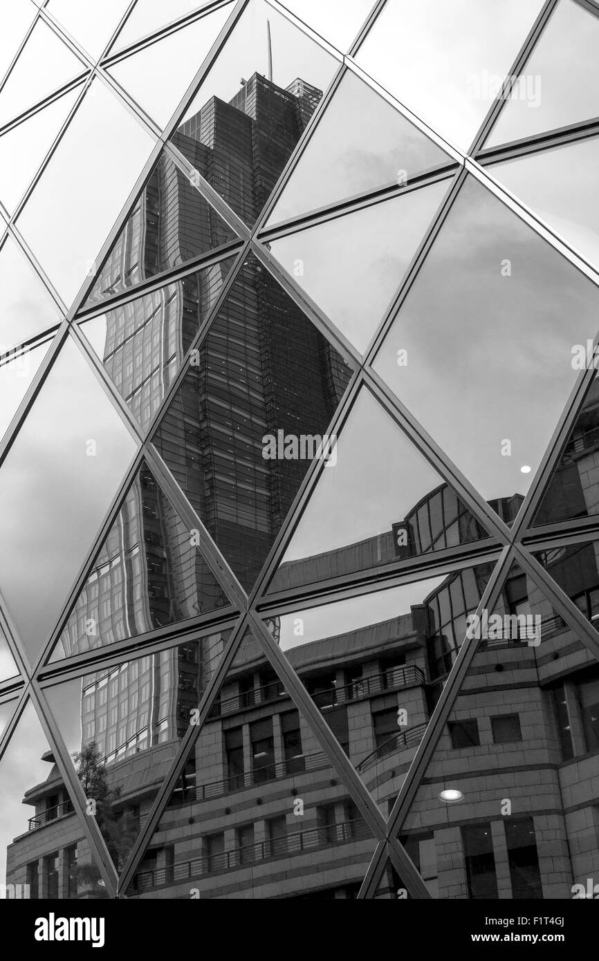 La fenêtre de résumé en forme de triangle réflexions d'un immeuble de bureaux modernes Banque D'Images