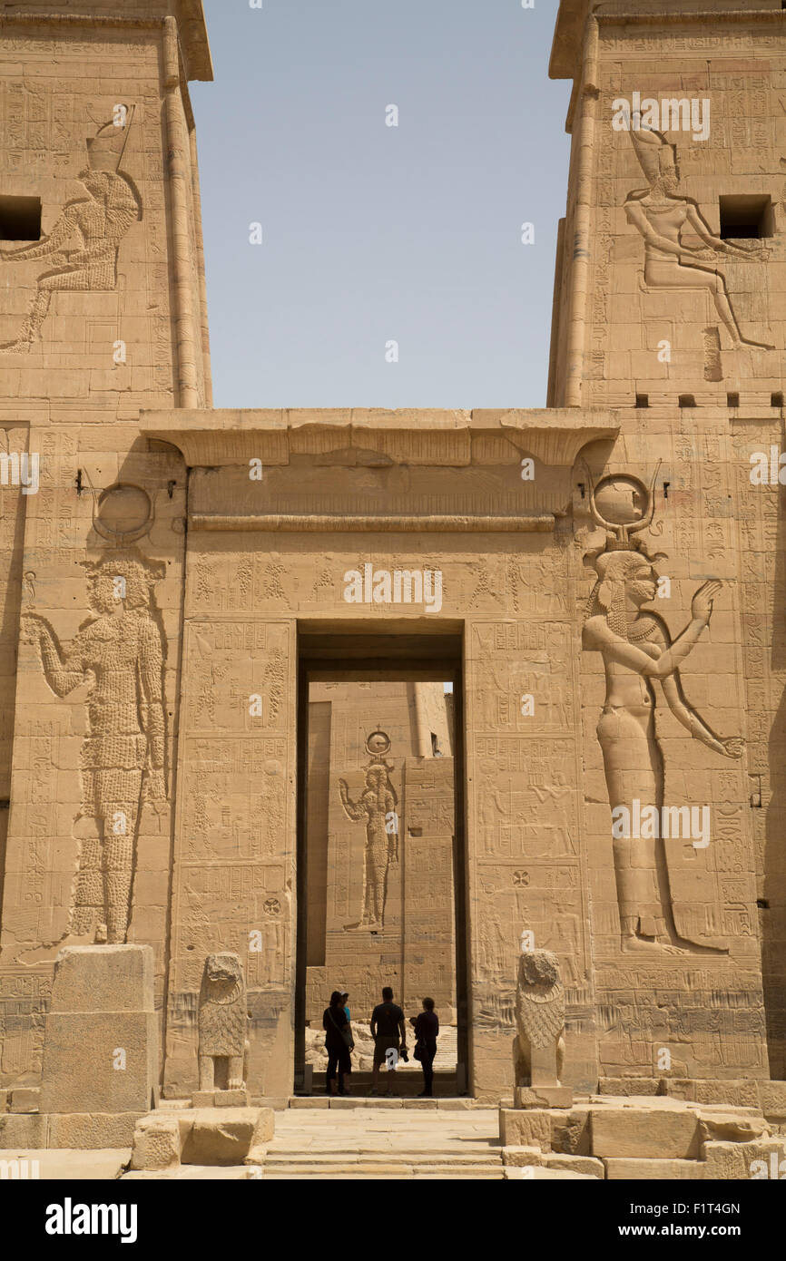 Bas-reliefs représentant la déesse Hathor, deuxième pylône, Temple d'Isis, l'île de Philae, l'UNESCO, Assouan, Egypte, Afrique du Nord Banque D'Images