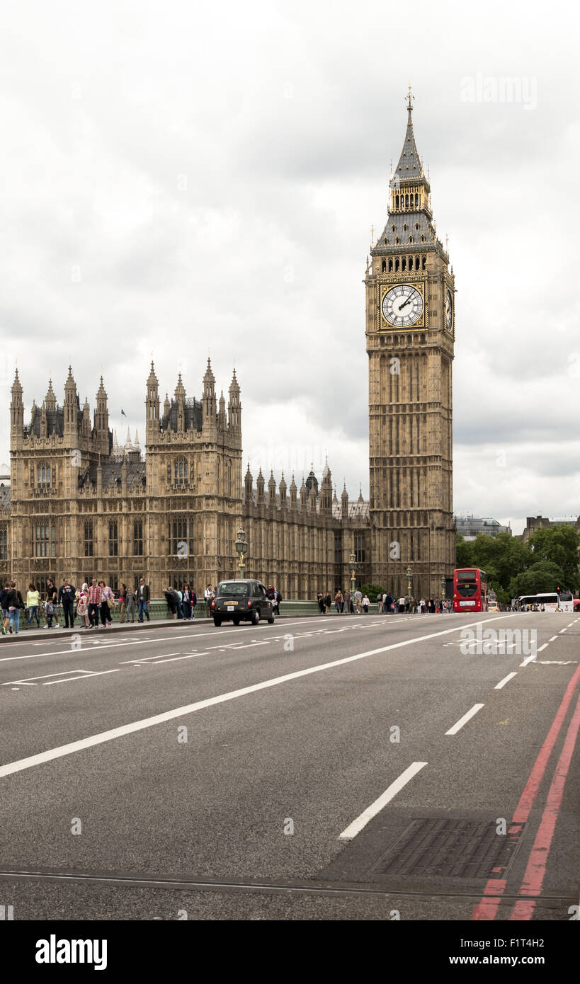 Célèbre attraction touristique de Londres Big Ben et les chambres du Parlement en Angleterre avec un taxi noir et bus rouge Banque D'Images