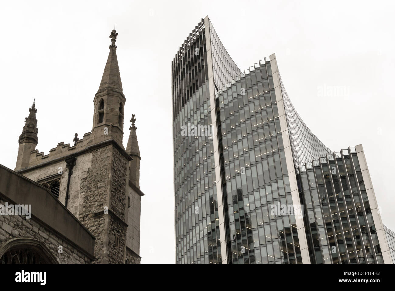 Vieux bâtiment classique situé dans un bureau moderne centre à Londres Banque D'Images