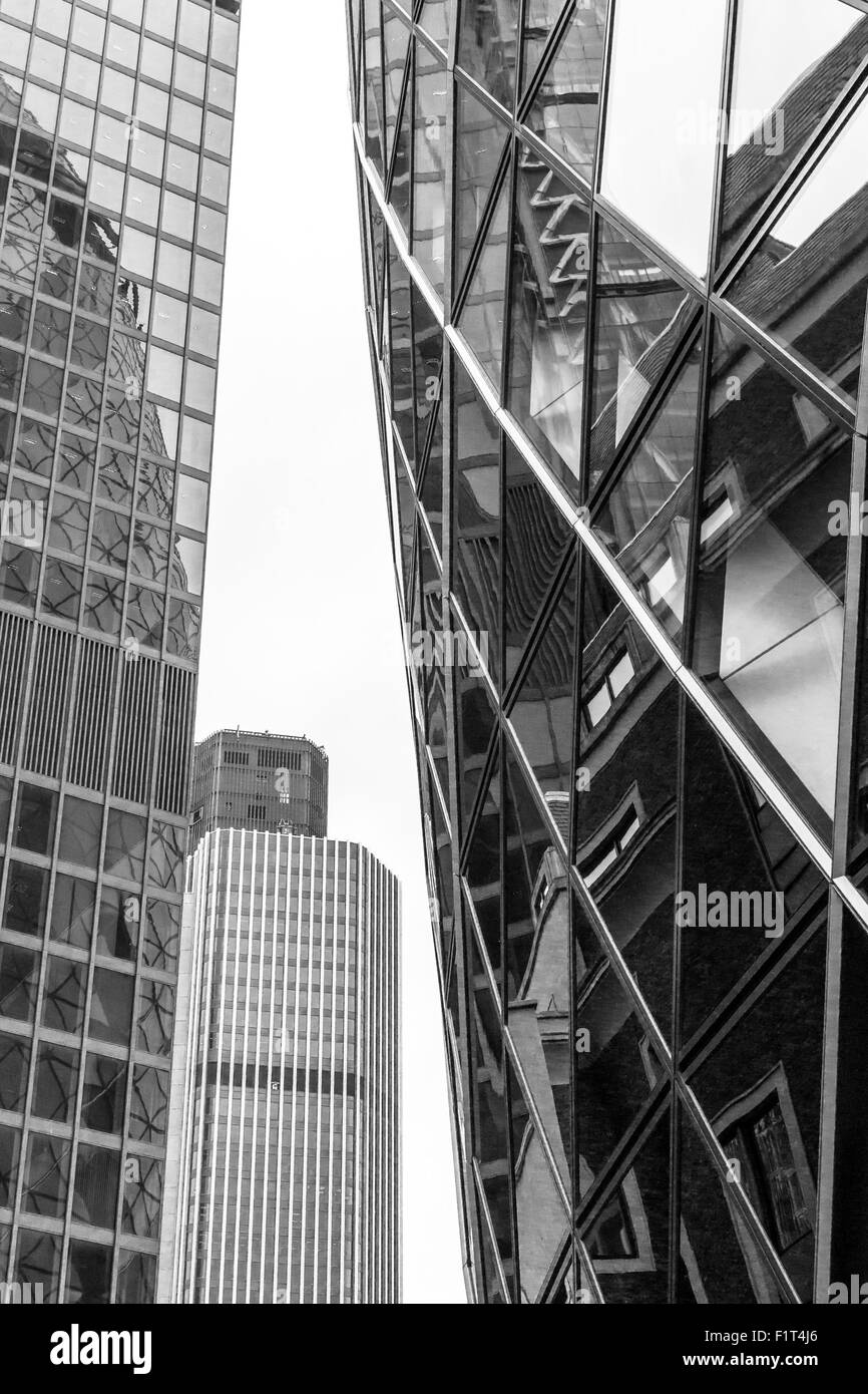 Résumé La conception des bâtiments modernes avec motifs verticaux répétés en noir et blanc Banque D'Images