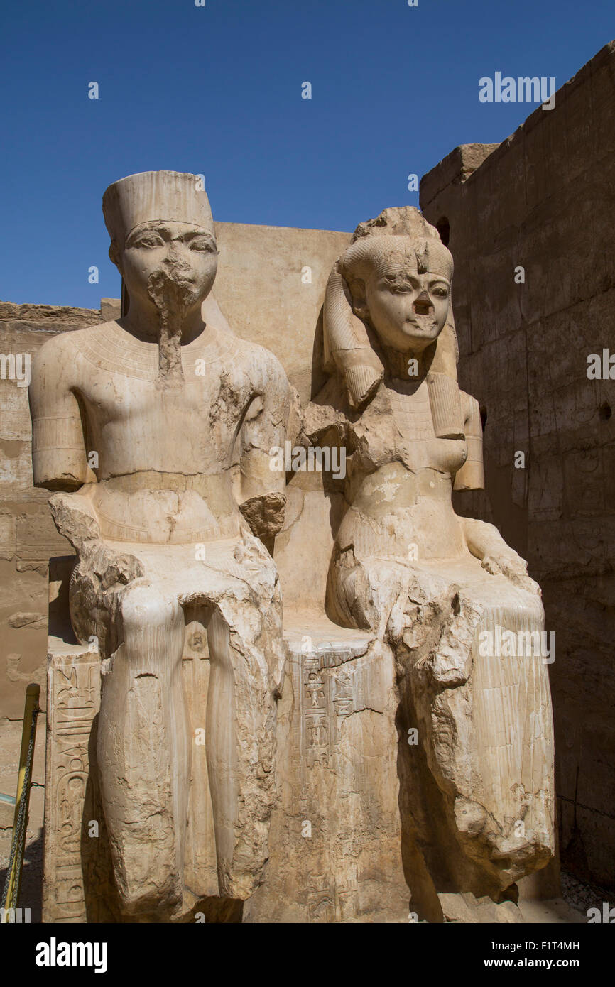 Seulement connue statue du roi Toutânkhamon sur la gauche et la femme Ankesenamun, temple de Louxor, Louxor, Thèbes, l'UNESCO, l'Égypte Banque D'Images