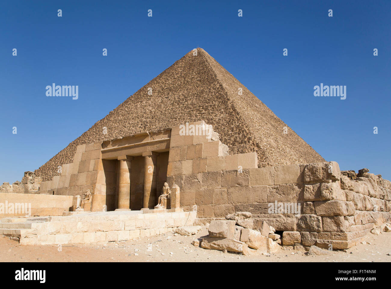 Mastaba de Seshemnufer IV datant de la fin de cinquième dynastie, et Grande pyramide de Khéops, Les Pyramides de Gizeh, l'UNESCO, Giza, Egypte Banque D'Images