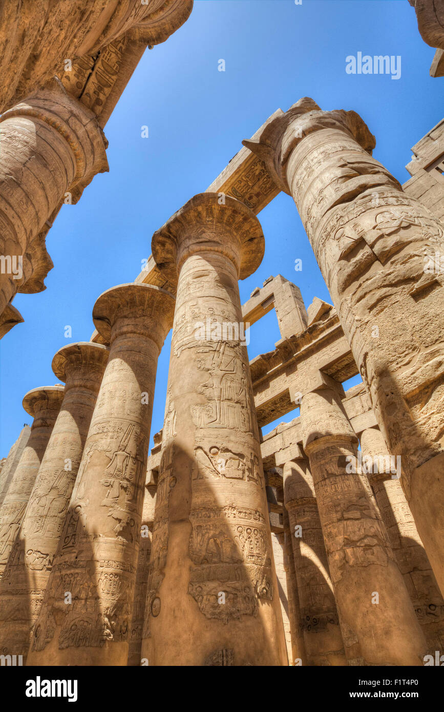 Colonnes de la salle hypostyle, Temple de Karnak, Louxor, Thèbes, Site du patrimoine mondial de l'UNESCO, l'Égypte, l'Afrique du Nord, Afrique Banque D'Images