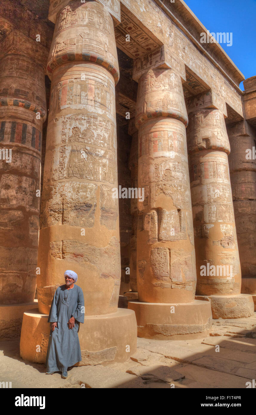 L'homme Local, colonnes de la salle hypostyle, Temple de Karnak, Louxor, Thèbes, Site du patrimoine mondial de l'UNESCO, l'Égypte, l'Afrique du Nord Banque D'Images