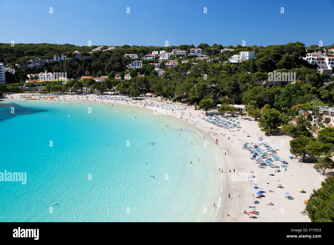 Vue sur plage de sable blanc, Cala Galdana, Minorque, Iles Baléares, Espagne, Méditerranée, Europe Banque D'Images