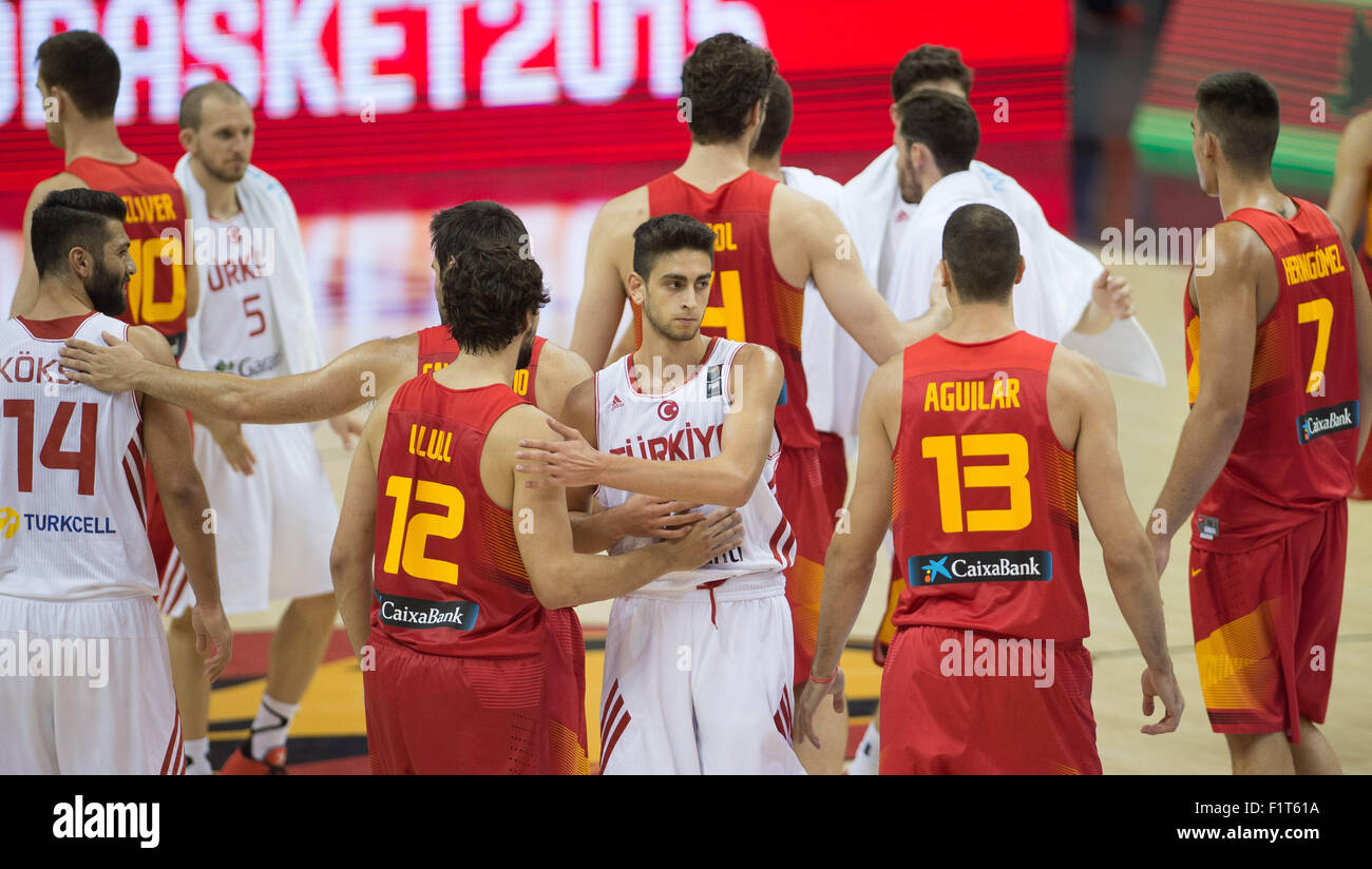 Berlin, Allemagne. 06 Sep, 2015. La Turquie Furkan Korkmaz haut-fives Espagne's Sergio Llull (4-L) et les autres joueurs espagnols aftrer le championnat européen de basket-ball match entre la Turquie et l'Espagne à Berlin, Allemagne, 06 septembre 2015. La Turquie a perdu 77-104. Photo : Lukas Schulze/dpa/Alamy Live News Banque D'Images