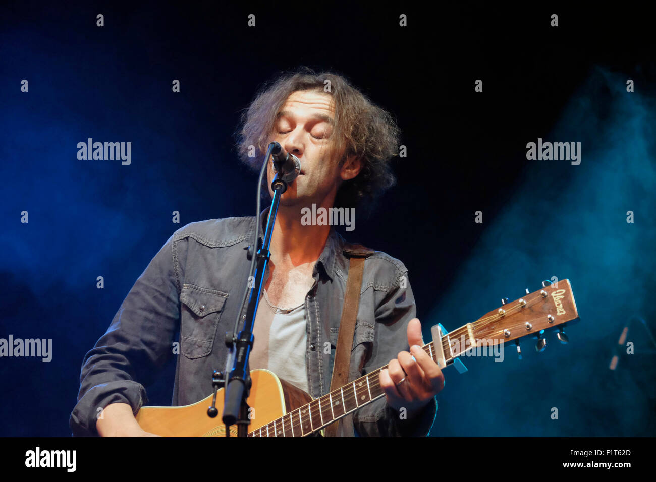 Le chanteur algérien Ali Amrane en prestation au Grand Clapham, Londres, Royaume-Uni. Banque D'Images