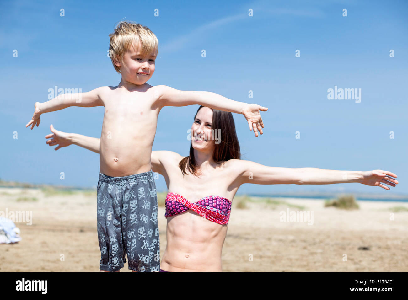 Mère et fils jouant sur la plage Banque D'Images