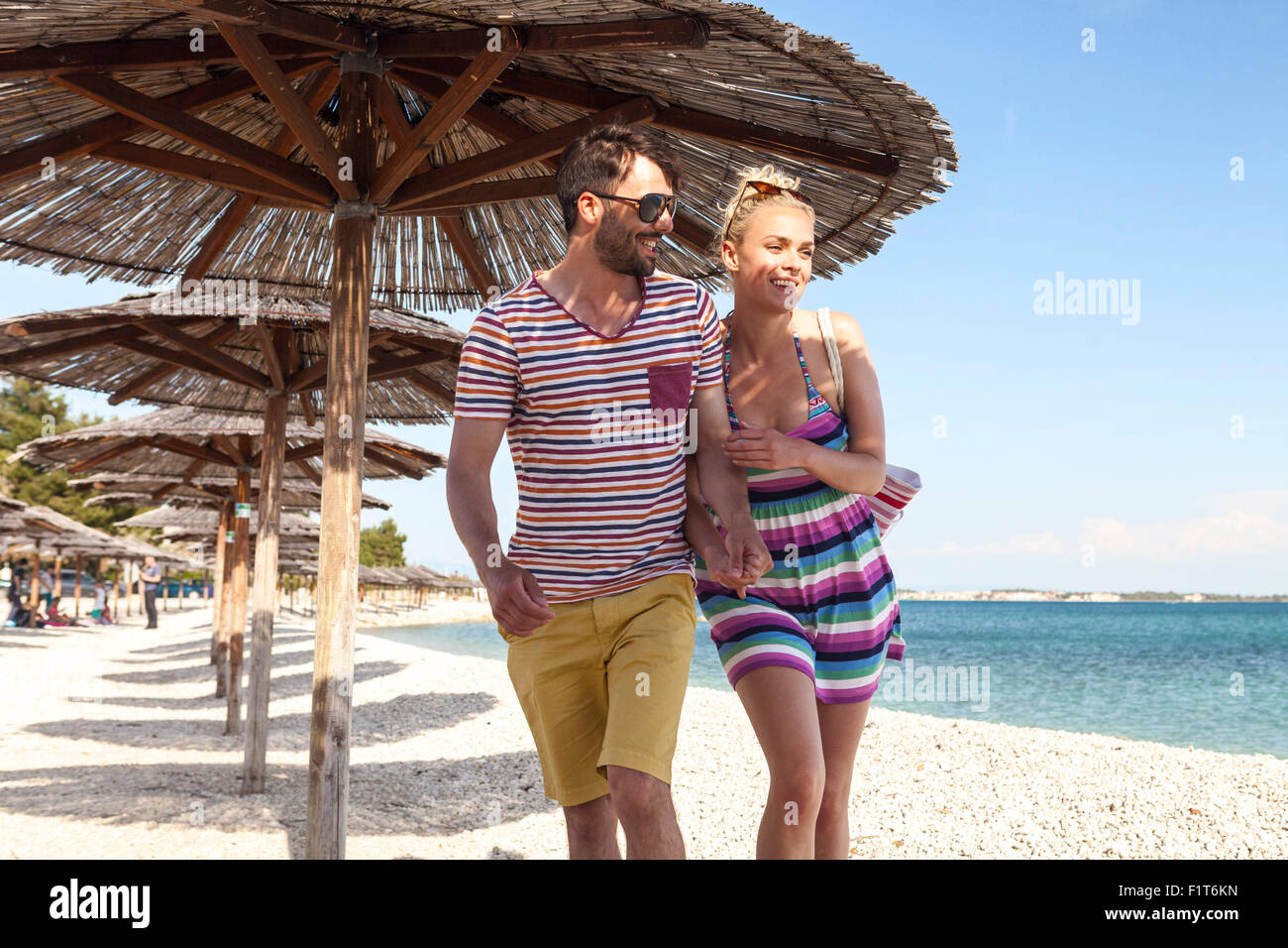 Jeune couple walking on beach Banque D'Images