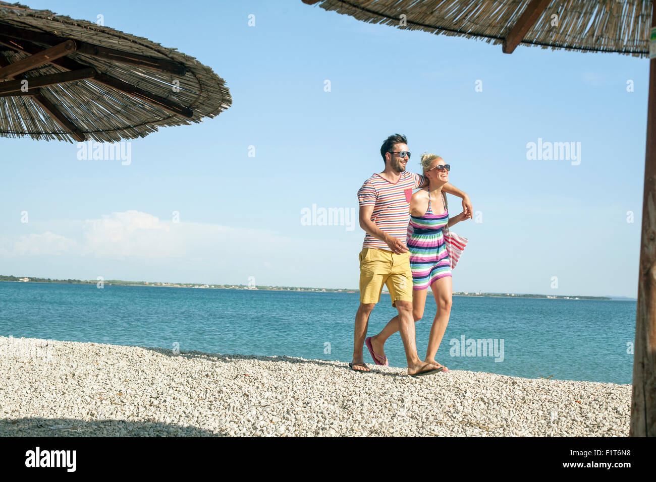 Jeune couple walking on beach Banque D'Images