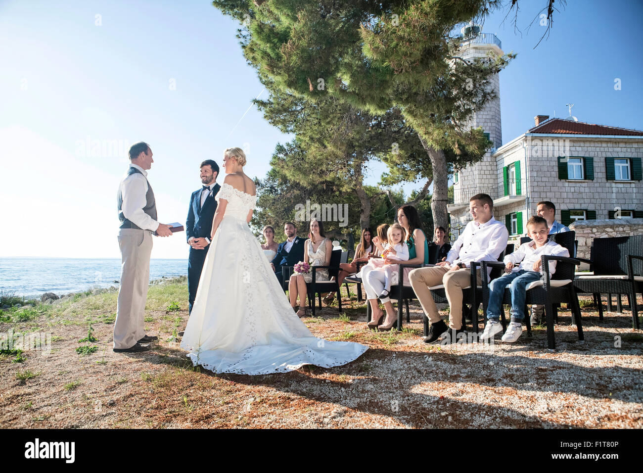 Mariés à la cérémonie du mariage sur la plage Banque D'Images