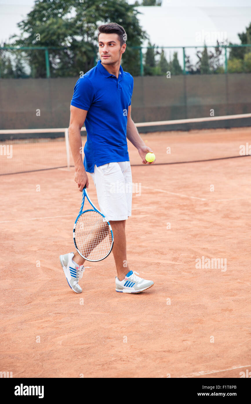 Portrait d'un bel homme jouant au tennis en plein air Banque D'Images
