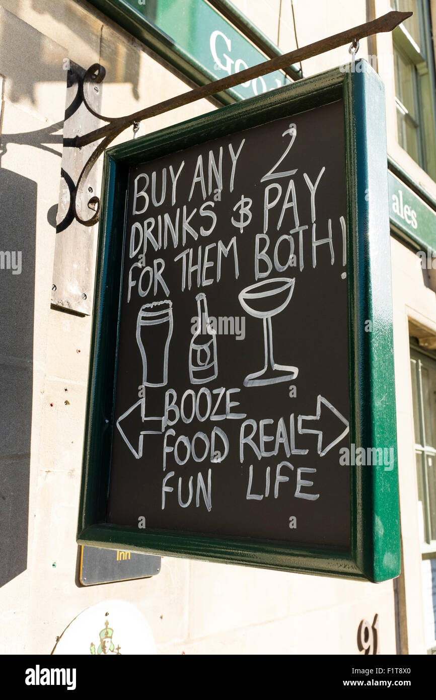 Signe d'humour à l'entrée de pub, Burford, Oxfordshire, UK Banque D'Images