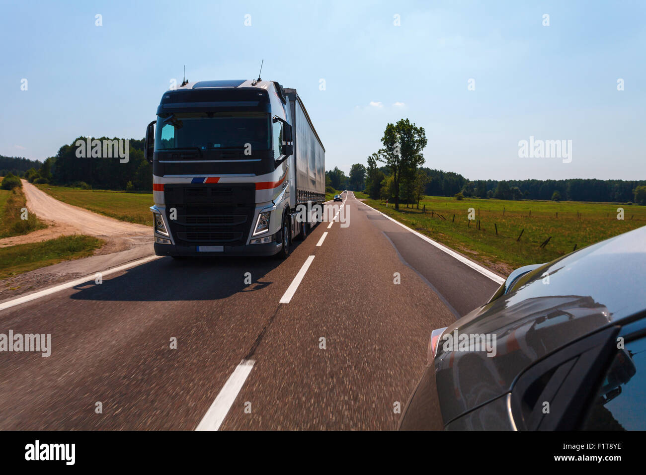 Voiture conduite lors des bonnes conditions météorologiques Banque D'Images