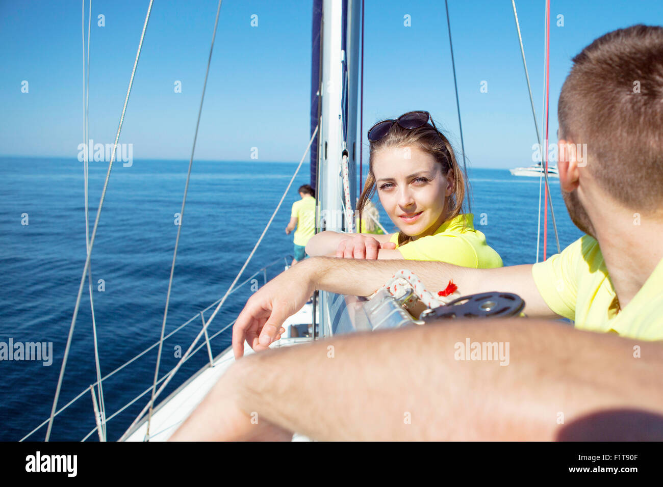 Jeune couple ensemble sur voilier, Mer Adriatique Banque D'Images