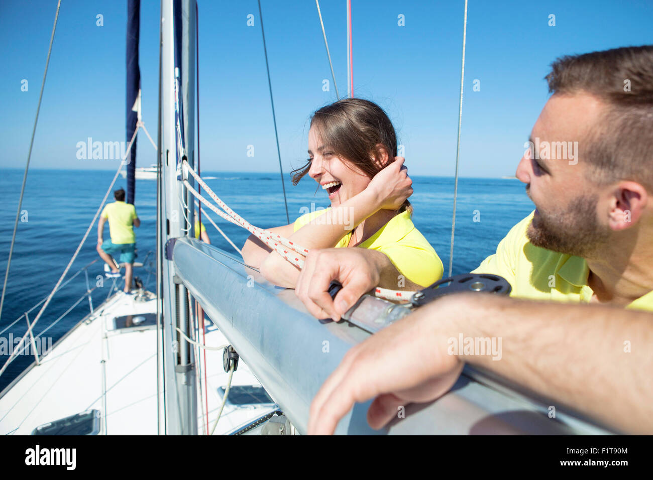 Jeune couple ensemble sur voilier, Mer Adriatique Banque D'Images
