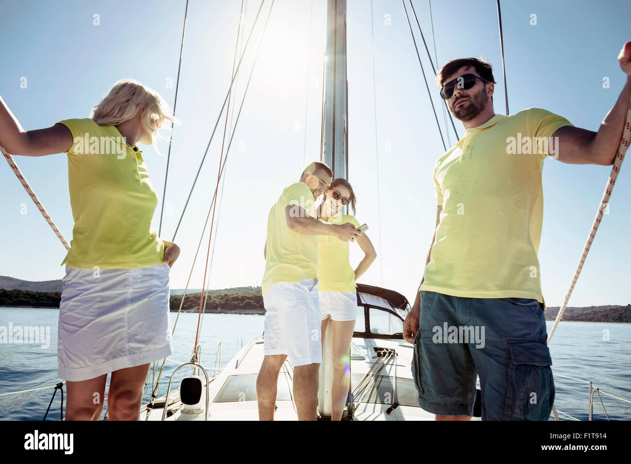 Groupe d'amis ensemble sur voilier, Mer Adriatique Banque D'Images