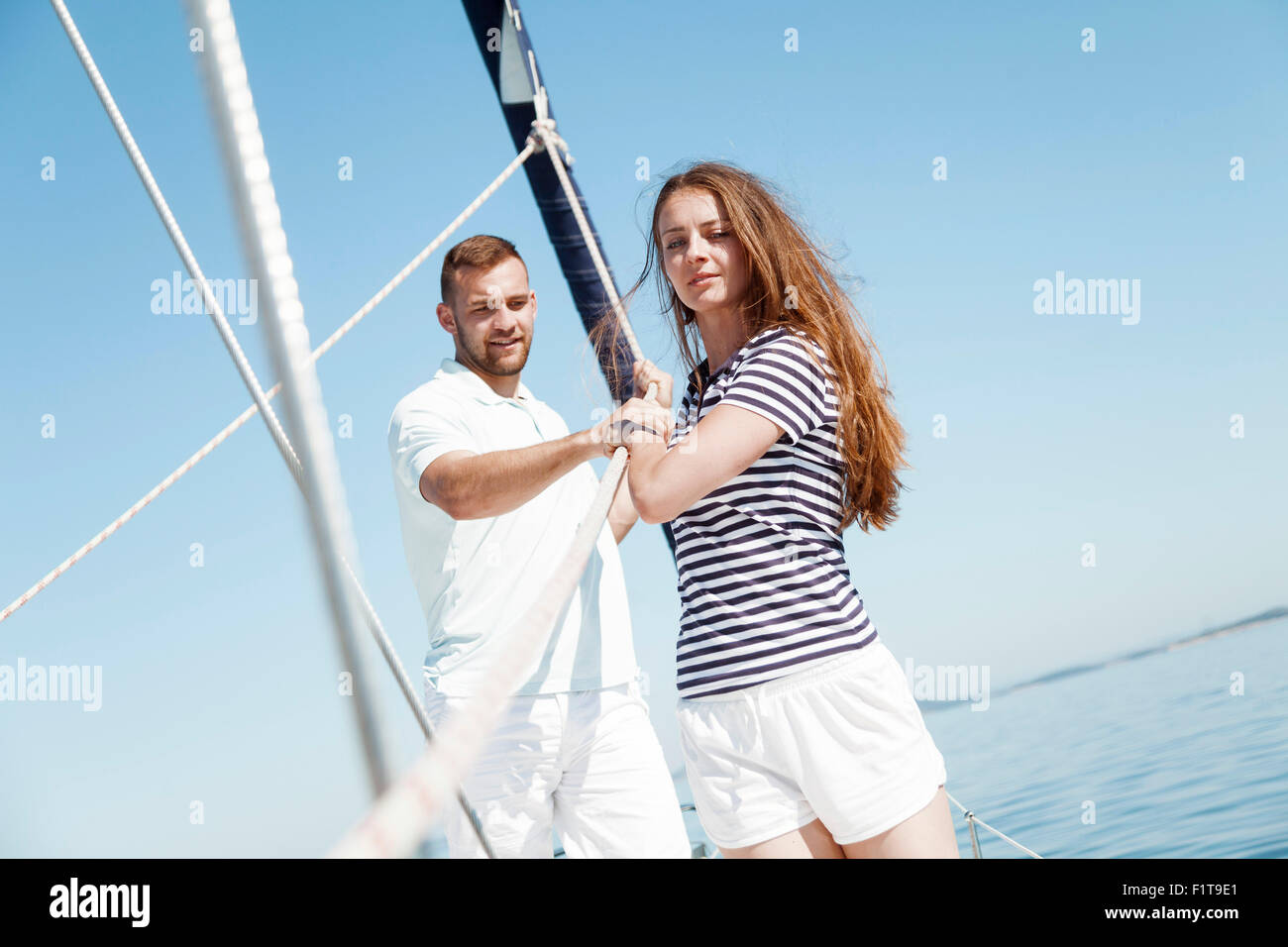 Jeune couple sur voilier, Mer Adriatique Banque D'Images