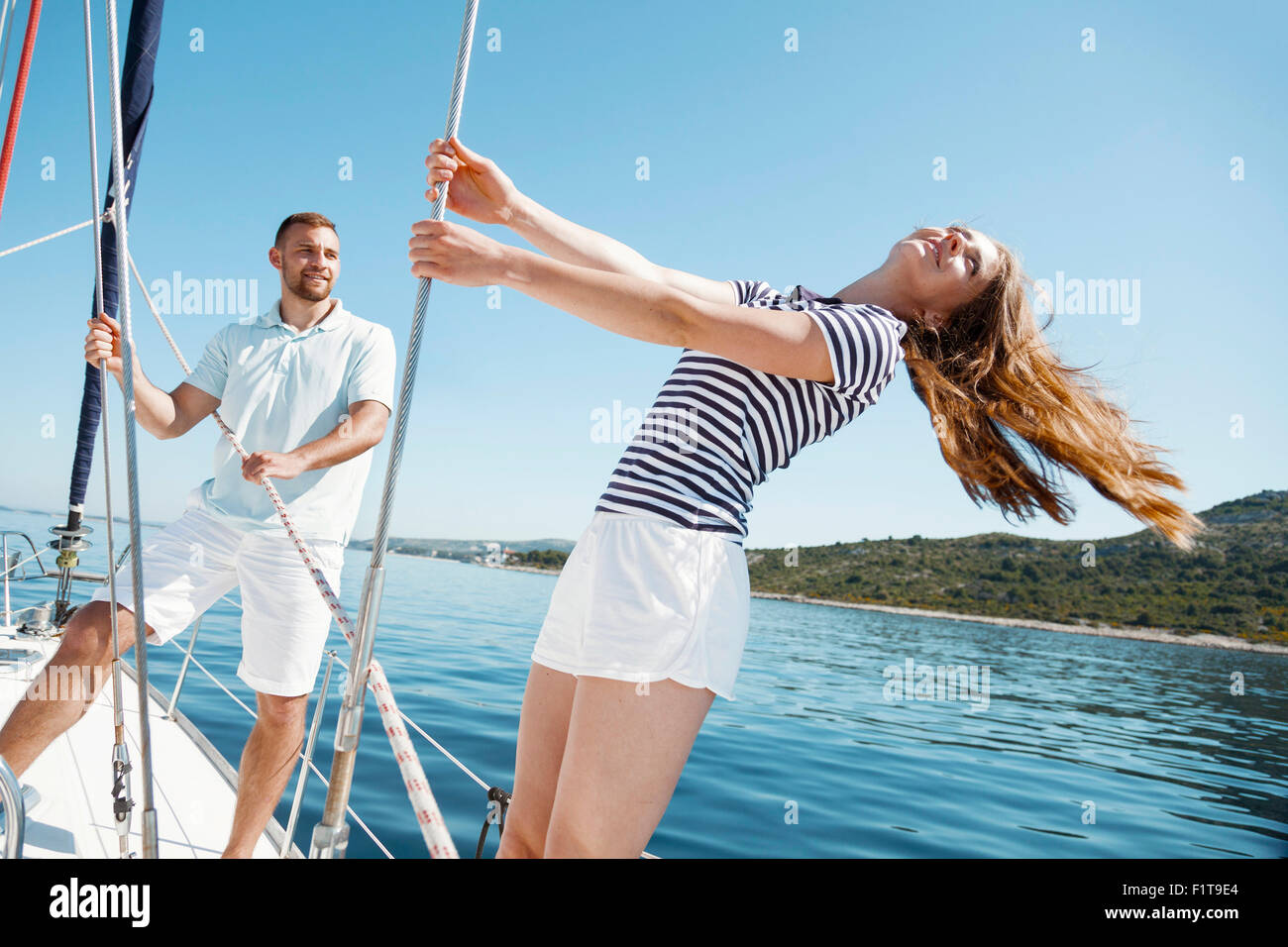 Couple heureux sur bateau, mer Adriatique Banque D'Images