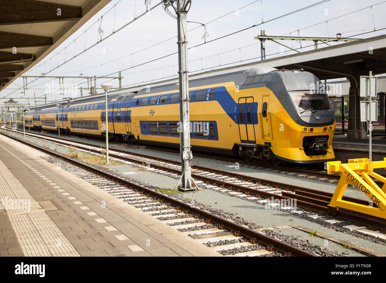 Le train à la plate-forme, la gare de Maastricht, province de Limbourg, Pays-Bas Banque D'Images