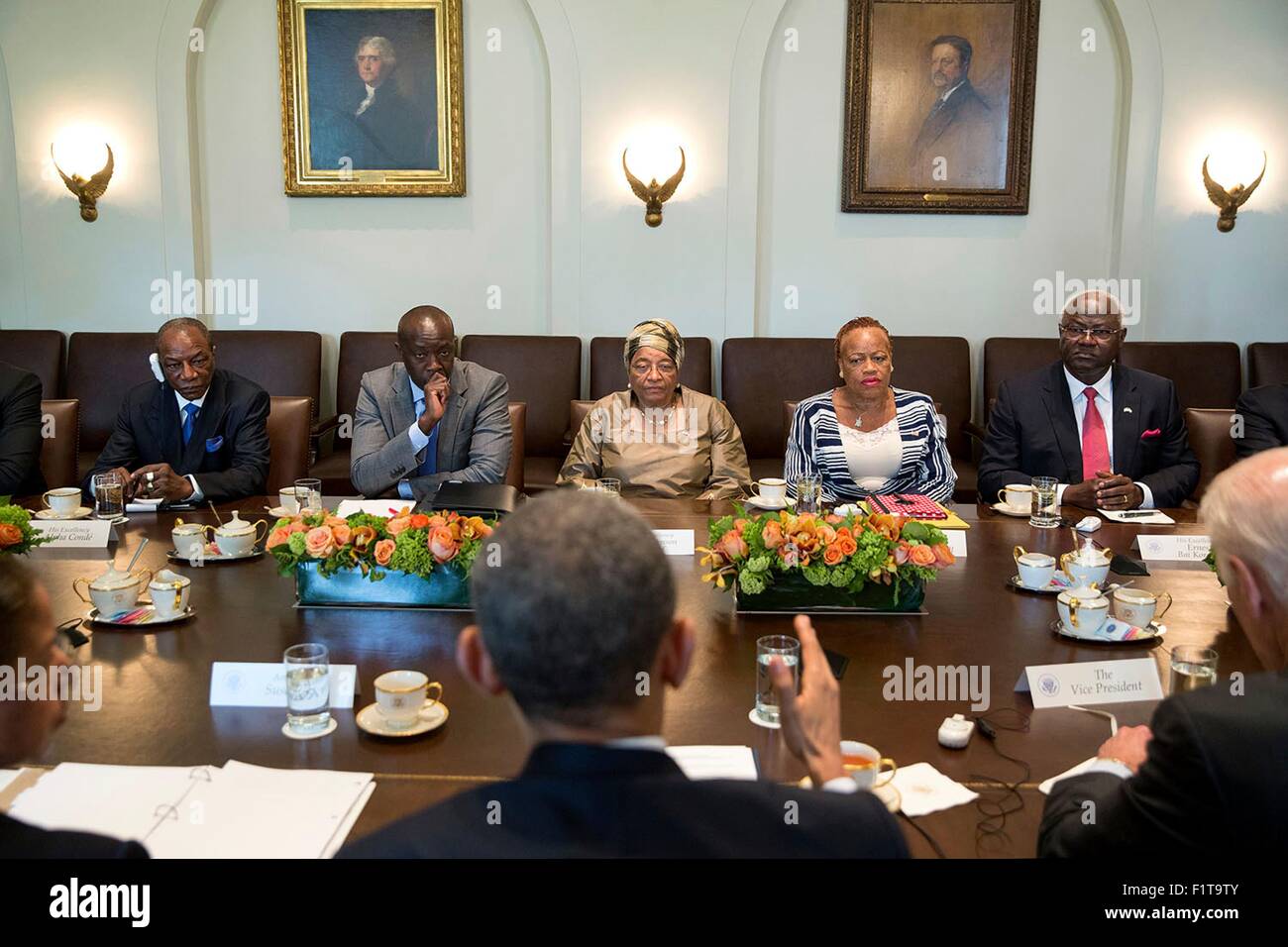 Le président américain Barack Obama et le Vice-président Joe Biden tenir une réunion multilatérale avec les dirigeants de l'Afrique de l'Ouest pour discuter de l'éclosion d'Ebola dans la salle du Cabinet de la Maison Blanche le 15 avril 2015 à Washington, DC. Assis en face du Président, de gauche, sont le Président Alpha Condé de la Guinée ; Amara Konneh, ministre des Finances, le Liberia, la Présidente Ellen Johnson Sirleaf du Libéria ; Julia Duncan Cassell, Ministre de l'égalité des sexes et le développement, le Libéria et le Président Ernest Bai Koroma de la Sierra Leone. Banque D'Images