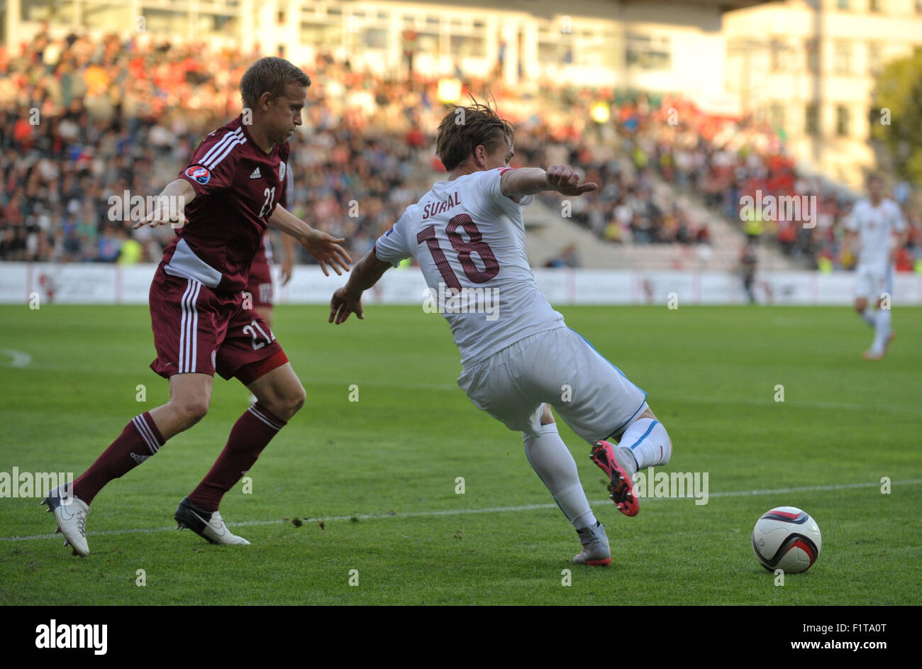 Riga, Lettonie. 06 Sep, 2015. La République tchèque Josef Linda, droite, et la Lettonie Gints Freimanis, la gauche en action au cours de l'Euro 2016 Groupe admissible un match de football entre la Lettonie et la République tchèque à Riga, Lettonie, 6 septembre 2015. Crédit : David Svab/CTK Photo/Alamy Live News Banque D'Images