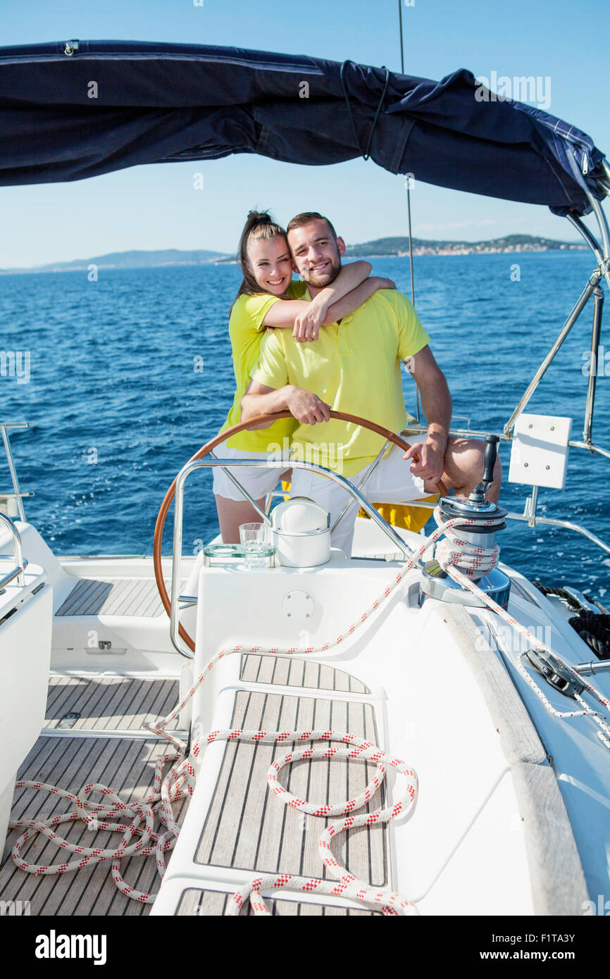 Jeune couple voilier de direction, Mer Adriatique Banque D'Images