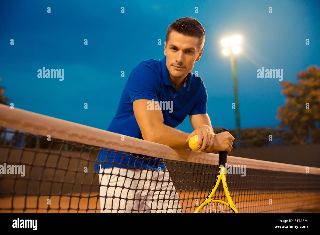 Portrait d'un beau mâle tennis player looking at camera outdoors Banque D'Images