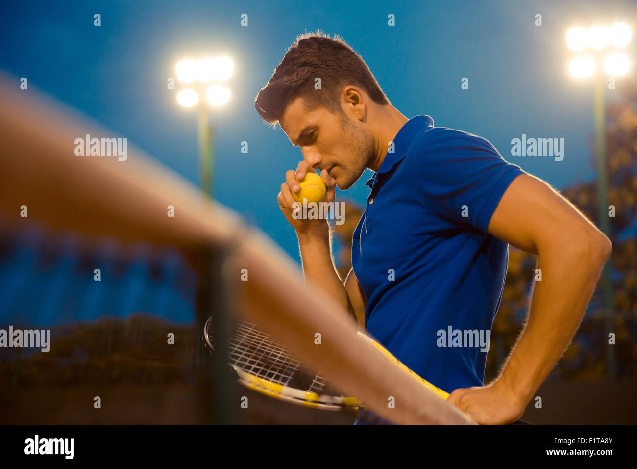 Portrait d'un joueur de tennis pensif standing outdoors Banque D'Images