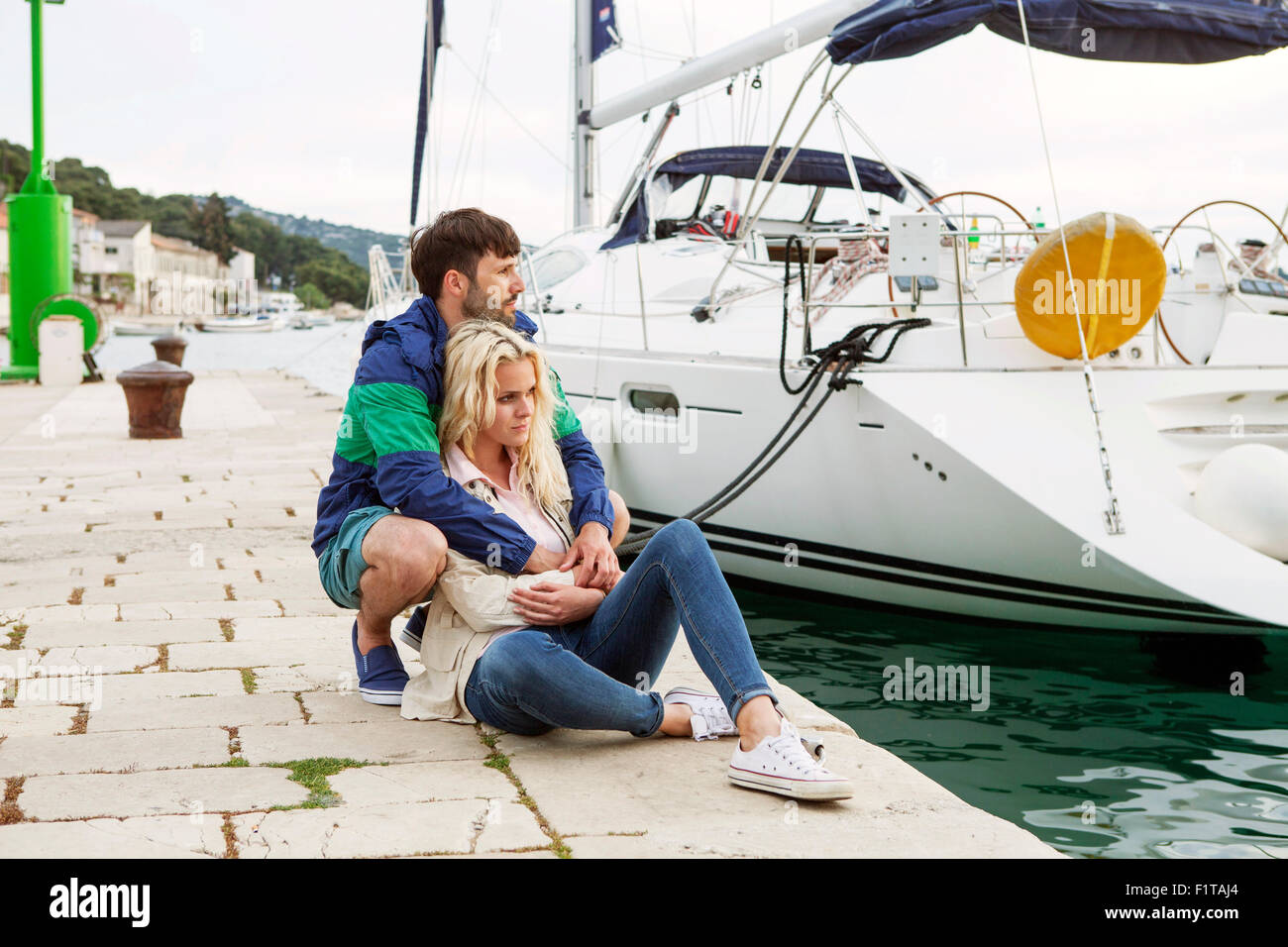 Young couple relaxing on pier, Mer Adriatique Banque D'Images