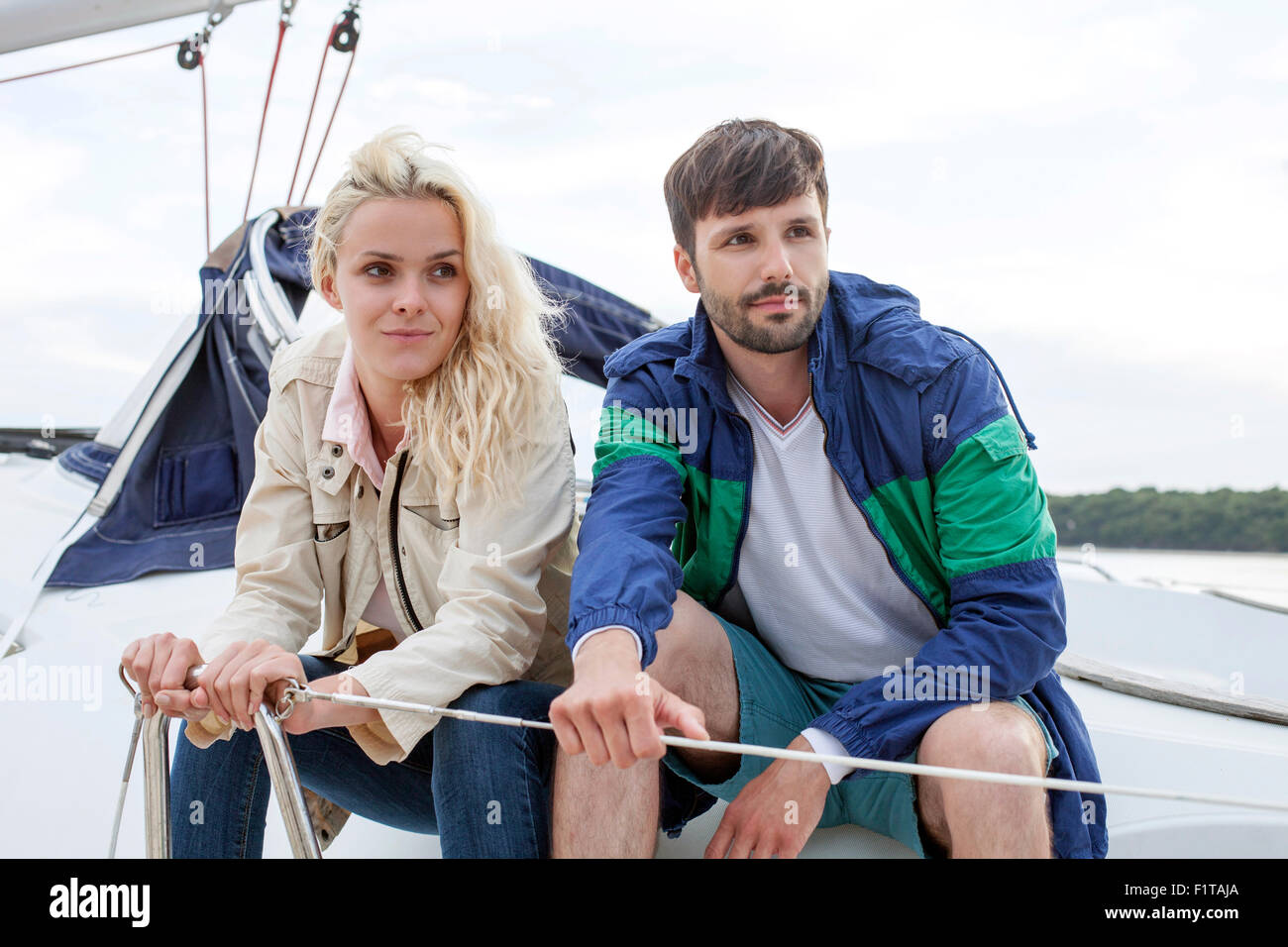 Couple sur voilier, Mer Adriatique Banque D'Images