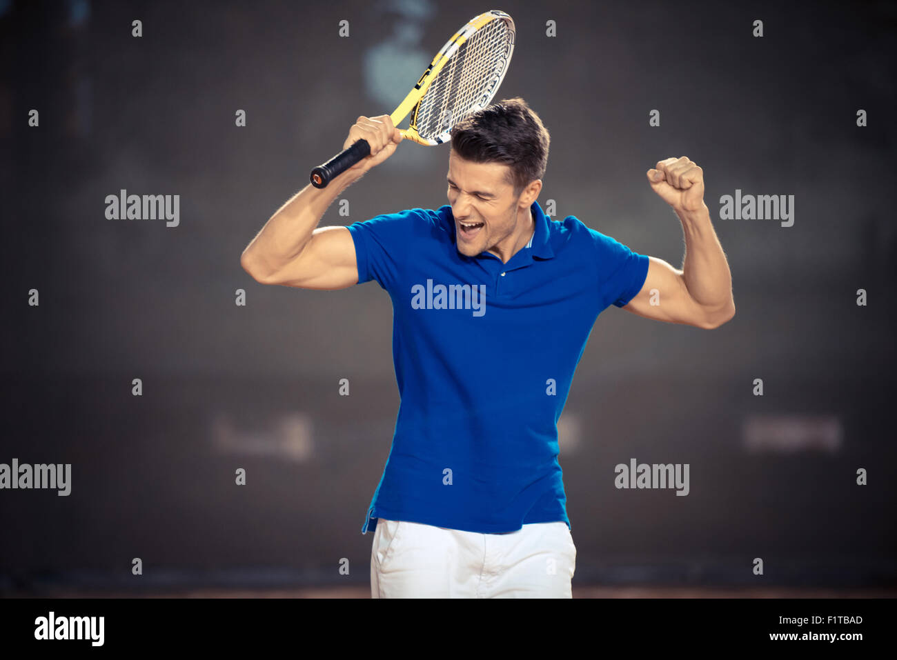 Portrait d'un joueur de tennis masculin célébrer sa victoire Banque D'Images