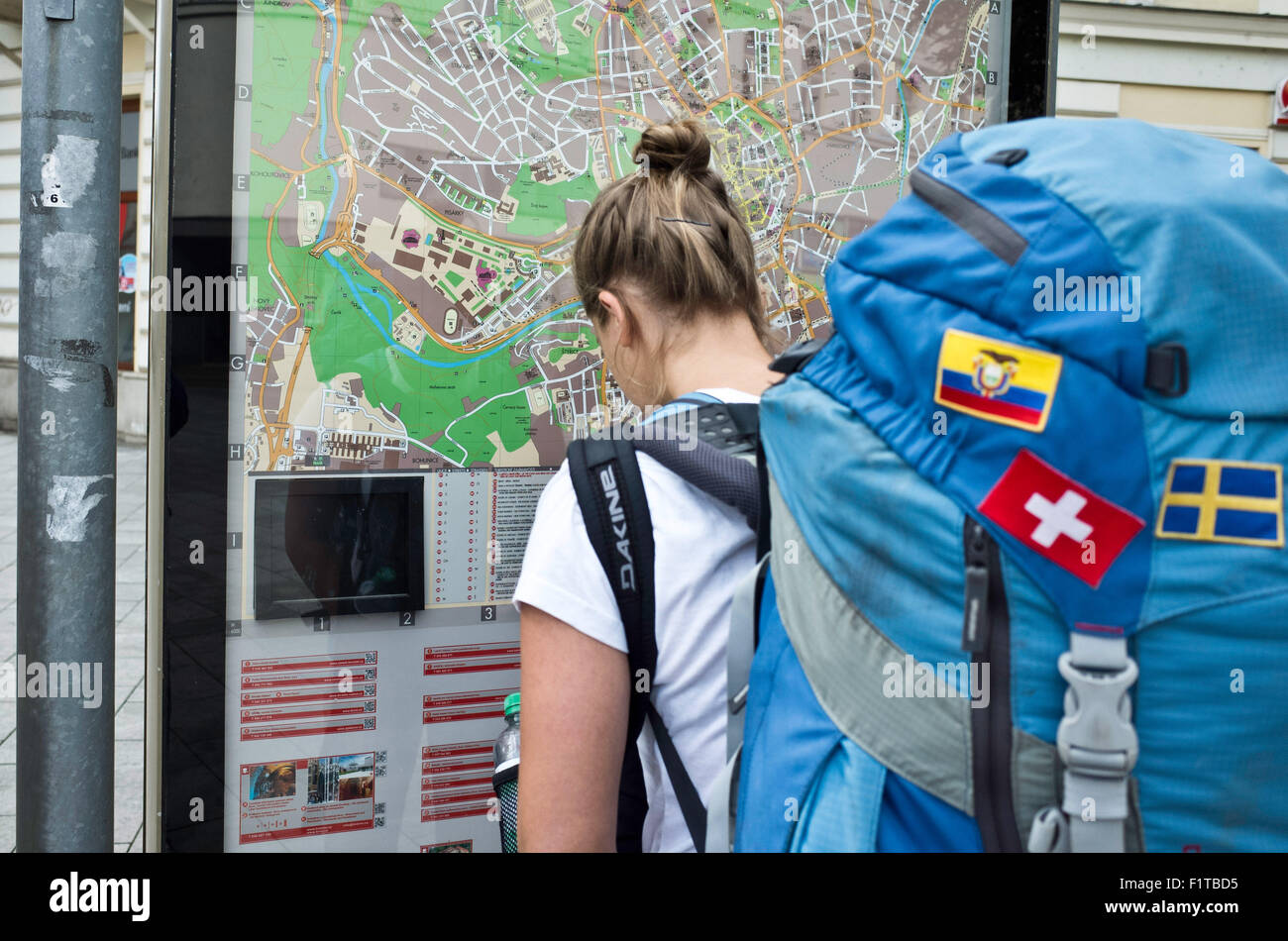 Les jeunes backpacker en face d'une carte d'affichage Banque D'Images