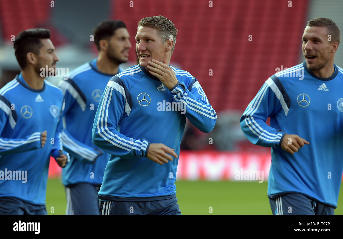 Glasgow, Grande-Bretagne. Sep 6, 2015. L'Ilkay Gundogan (l-r), Emre Can, Bastian Schweinsteiger et Lukas Podolski en action lors de la dernière session de formation de l'équipe nationale de football allemande à Glasgow, Grande Bretagne, 6 septembre 2015. L'Allemagne se prépare à l'UEFA EURO 2016 match de qualification contre l'Ecosse à Glasgow le 7 septembre 2015. Photo : Federico Gambarini/dpa/Alamy Live News Banque D'Images