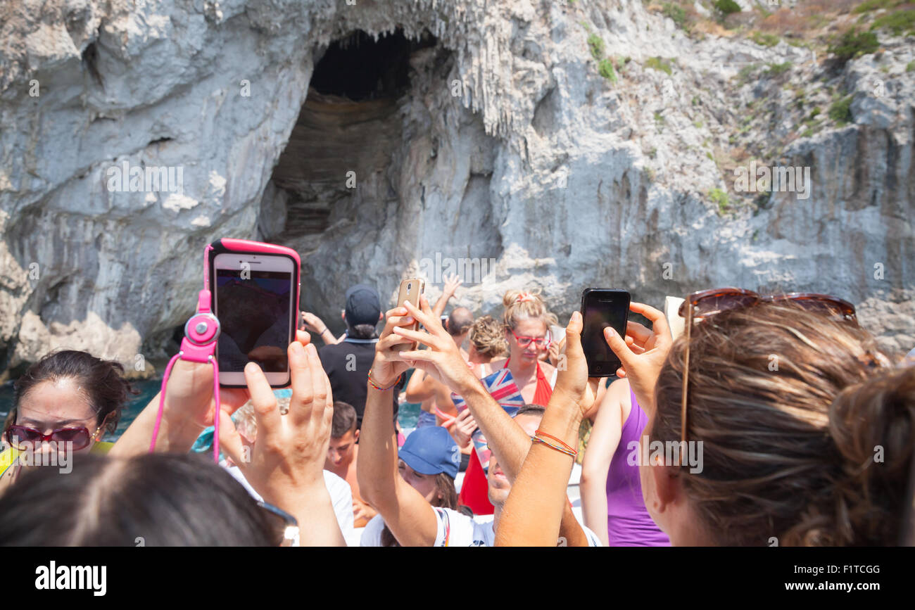 Capri, Italie - 14 août 2015 : les touristes prennent des photos sur les téléphones intelligents et tablettes, excursion en bateau vers l'île de Capri Banque D'Images