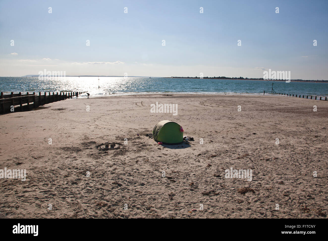 Le dirigeant d'une tente à West Wittering Beach, dans le quartier de Chichester dans le West Sussex, Angleterre, Royaume-Uni Banque D'Images