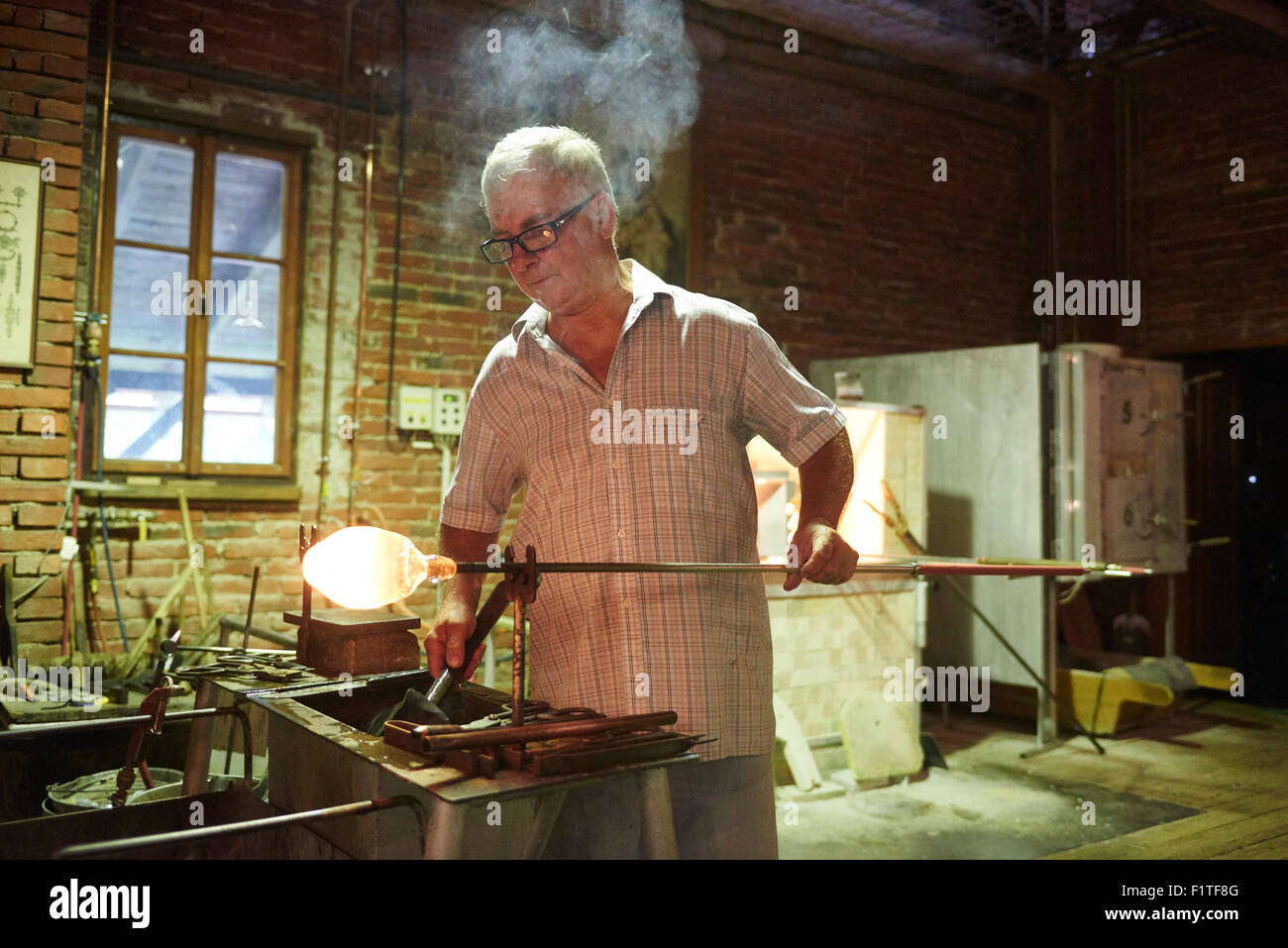 Verriers, Souffleurs de verre en fusion, formant l'usine de verre, verreries, faites à la main, art, glassforming lampworker, verre soufflé, Banque D'Images