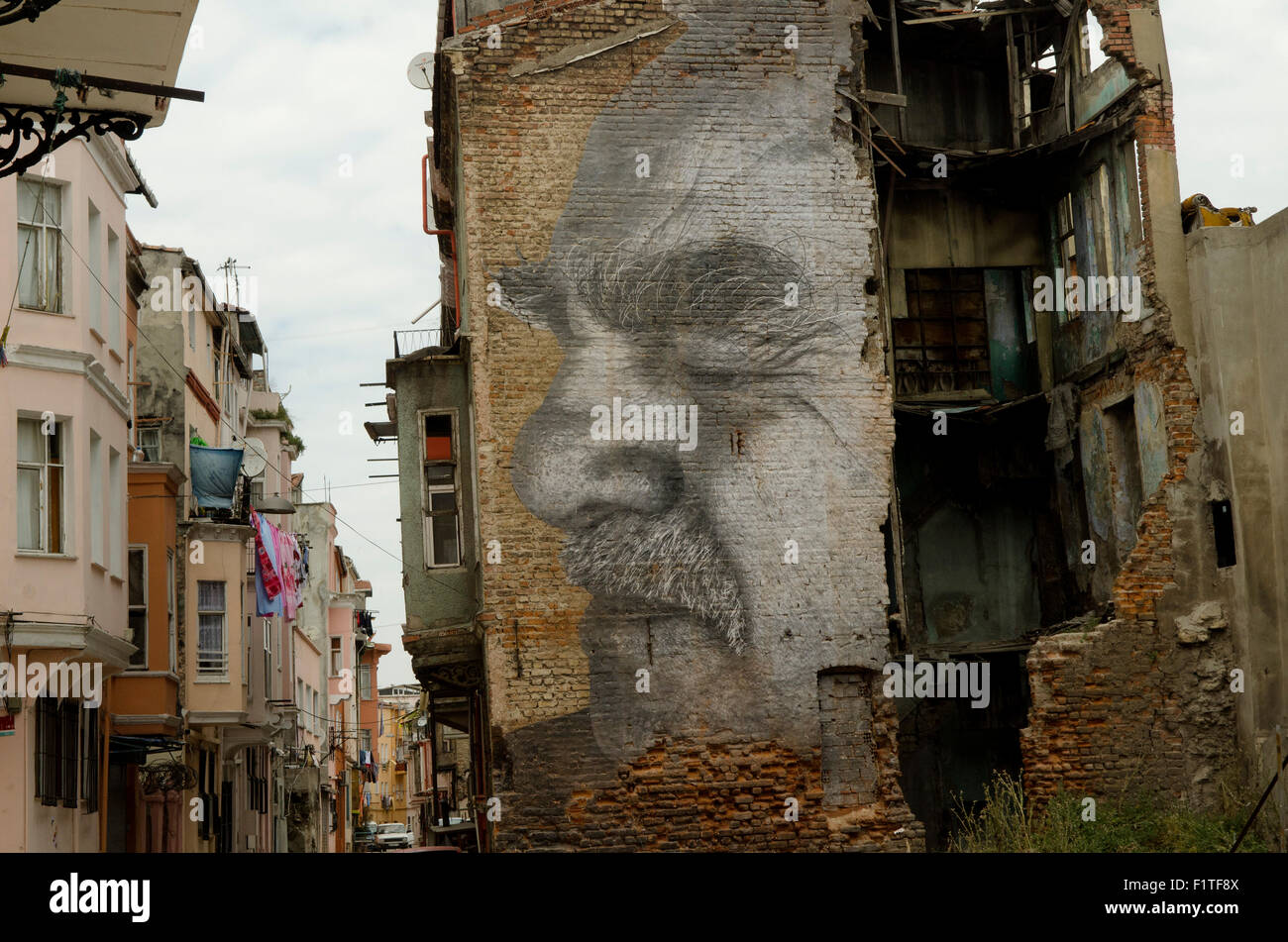 Les rides de la ville Street Art Istanbul par l'artiste français JR Banque D'Images