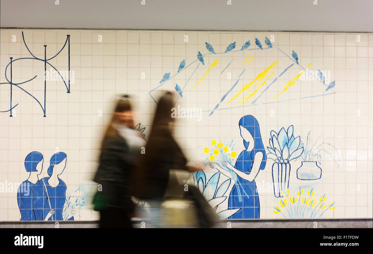 Azulejo carreaux peints, contemporain, à un métro de Porto. Banque D'Images