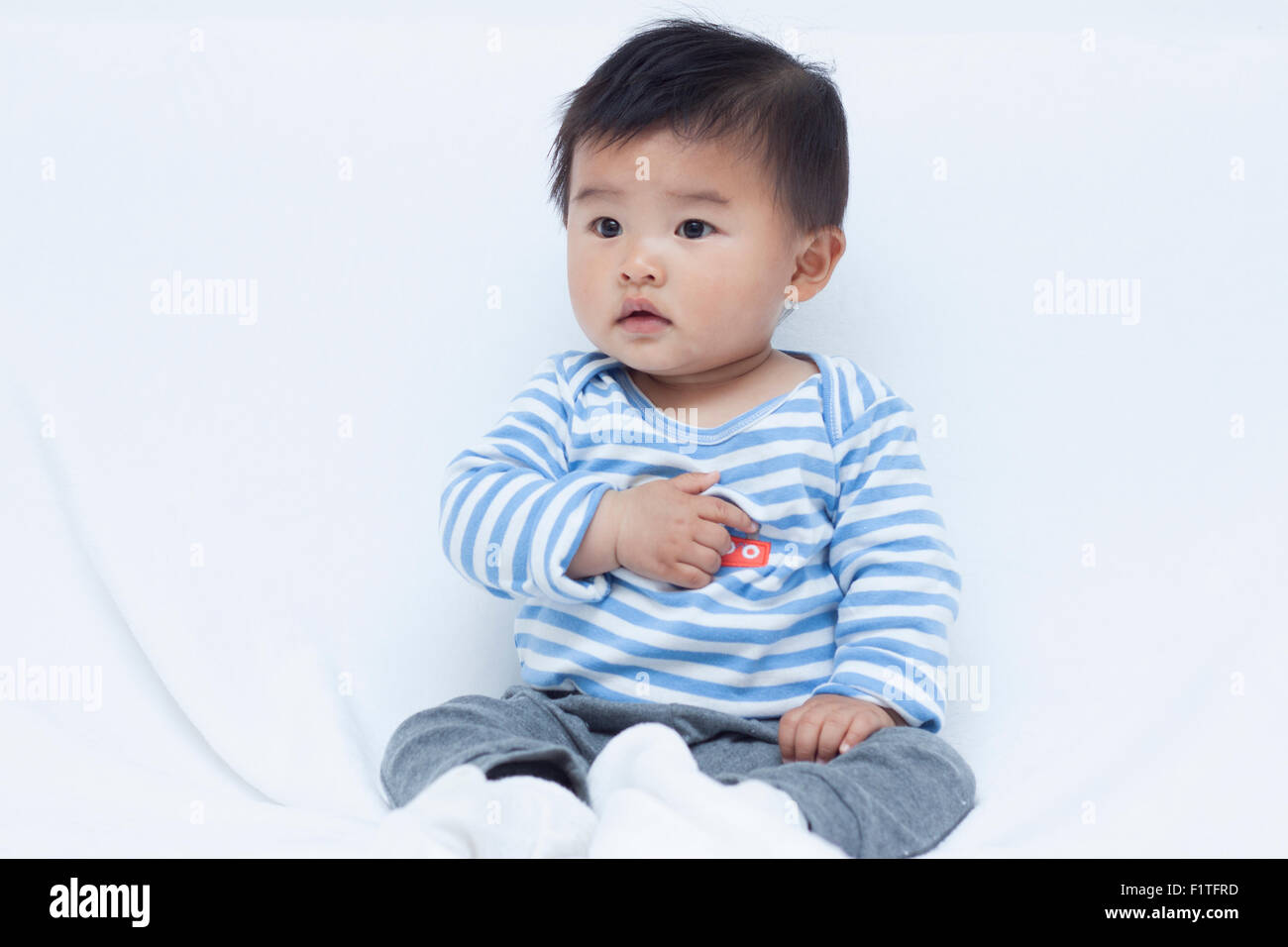 Cute baby boy chinois en costume de marin Banque D'Images